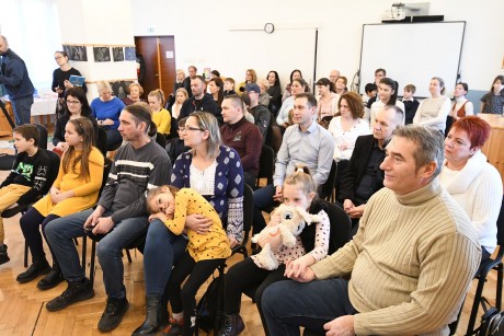 Iskolás meseírókat díjaztak - idén 41 mese érkezett a Tollpihe Meseíró Pályázatra